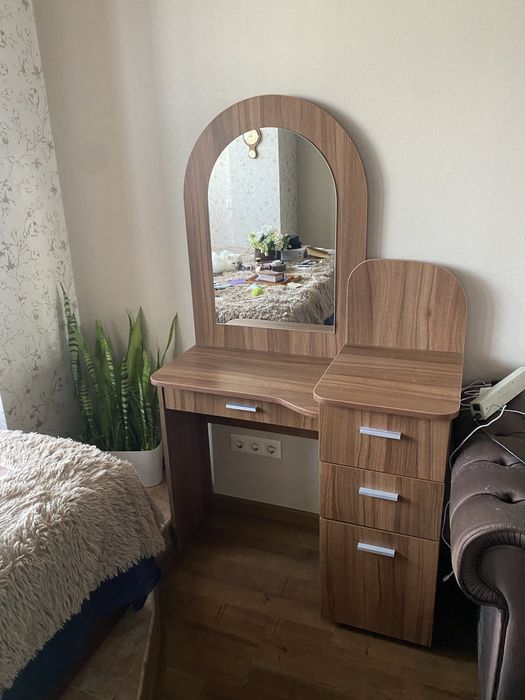 Туалетний столик з дзеркалом, місткий, у відмінному стані