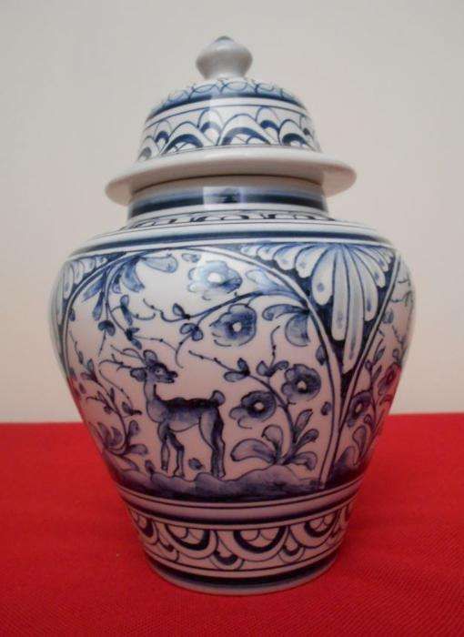 Pote da Real Cerâmica, Coimbra, PINTADO À MÃO e assinado pelo artesão.