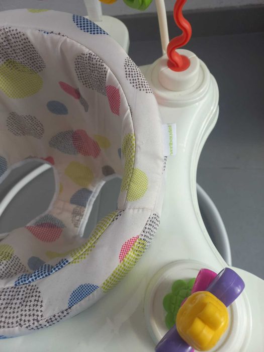 Saltador com centro de atividades