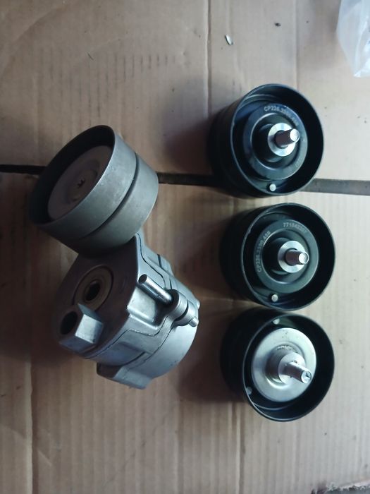 Натяжний ролік Фенд