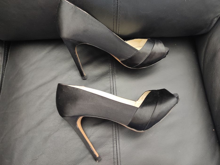 Sapatos de salto alto da marca Aldo