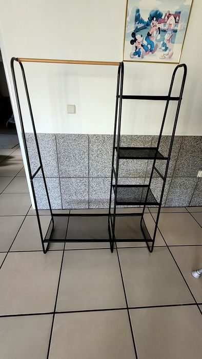 2 Araras de roupa com sapateira