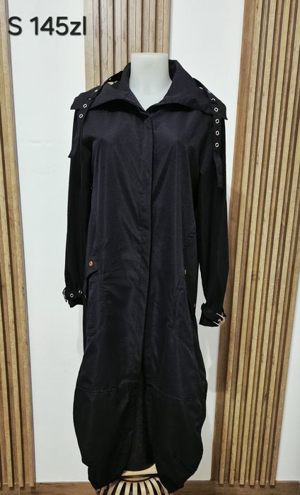 Płaszcz z szerokim dołem