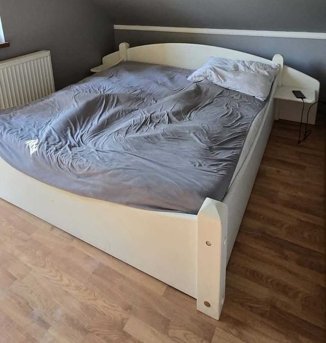 Duże łóżko sypialniane