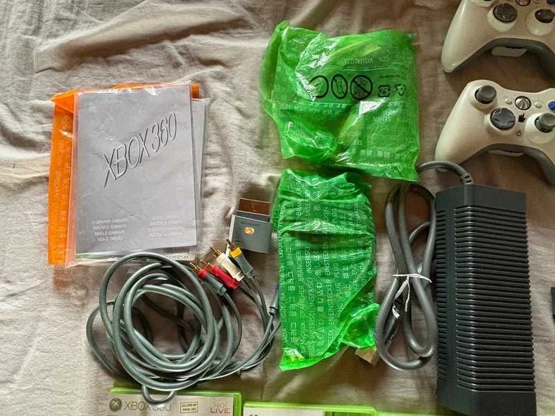 Xbox 360 Arcade  zestaw konsola 100% sprawna kartonik 2 pady 5 gier