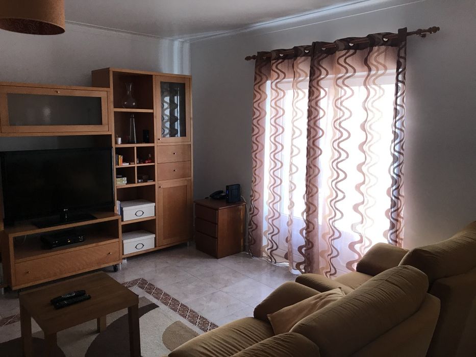 Móvel e mesa de sala