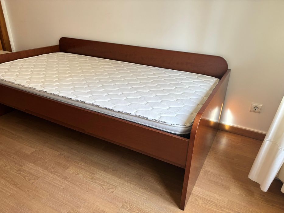 Cama de madeira maciça com colchão