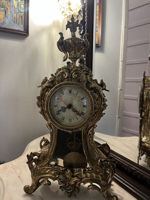 Relógio dourado decorativo