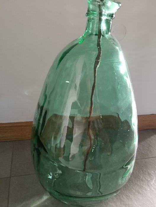 Jarra verde com flor branca
