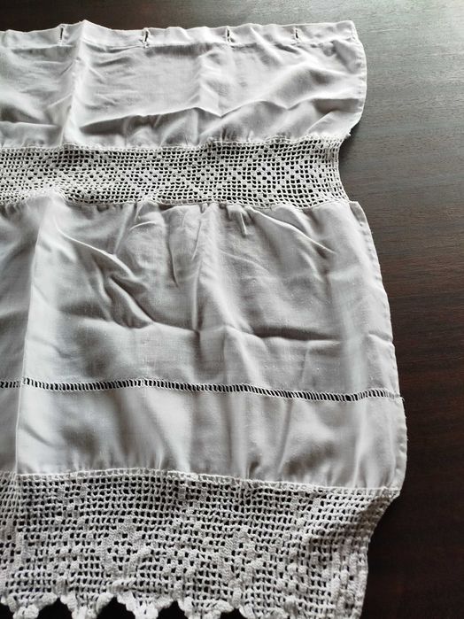 Uma cortina de tecido com renda