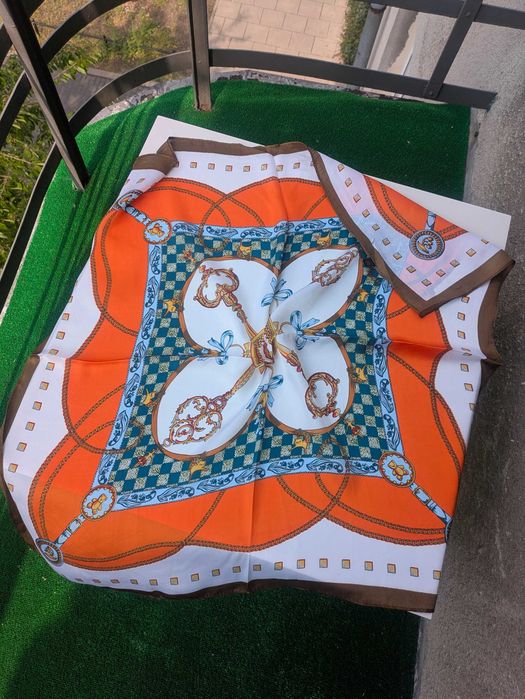 Chusta pomarańczowa klucze złote 70x70 cm