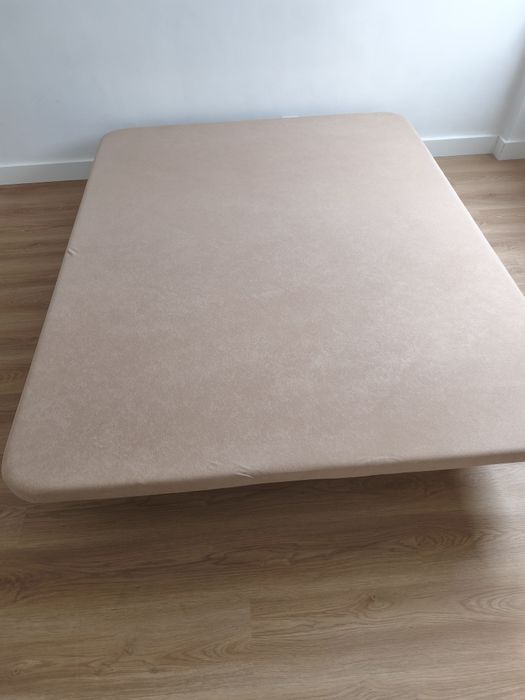 Estrado de cama forrado com pés em aço