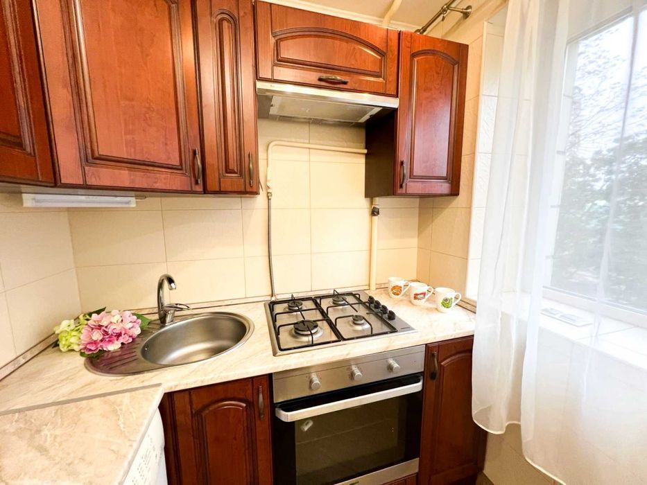 Бульвар Лесі Українки 28, 1к, метро Печерська 3 хв, подобово/погодинно