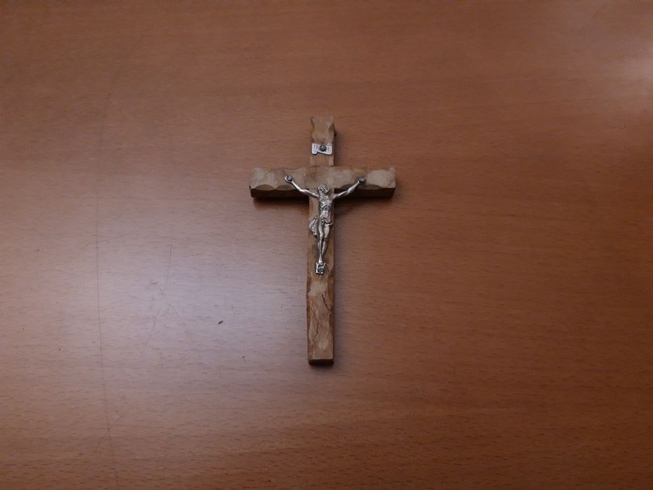 Crucifixo antigo de madeira e metal, para pendurar