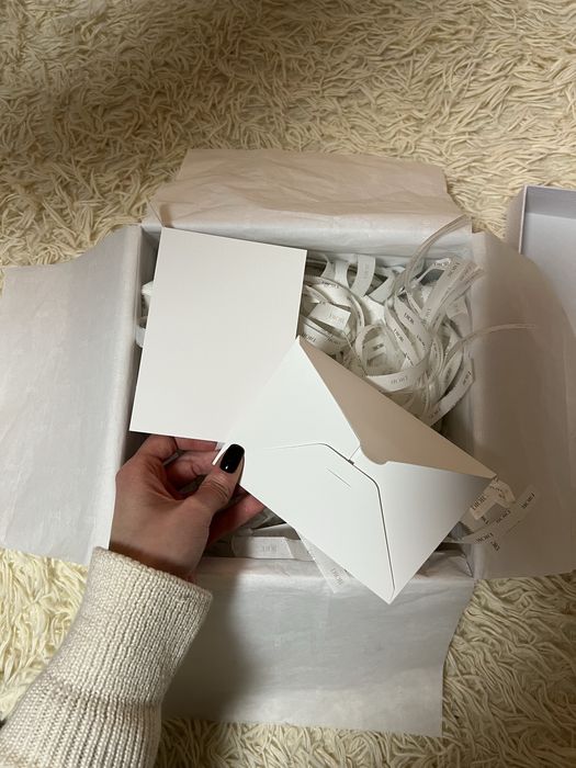 Коробка Dior з конвертами та стрічкою