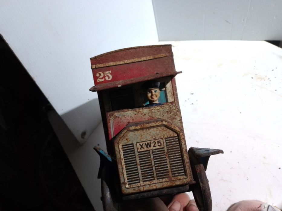 Brinquedo Antigo em Folha de Lata – Autocarro/Camião Vintage “Seven Kings”