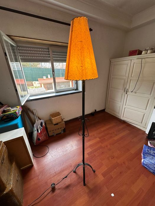 Candeeiro de pe vintage em ferro