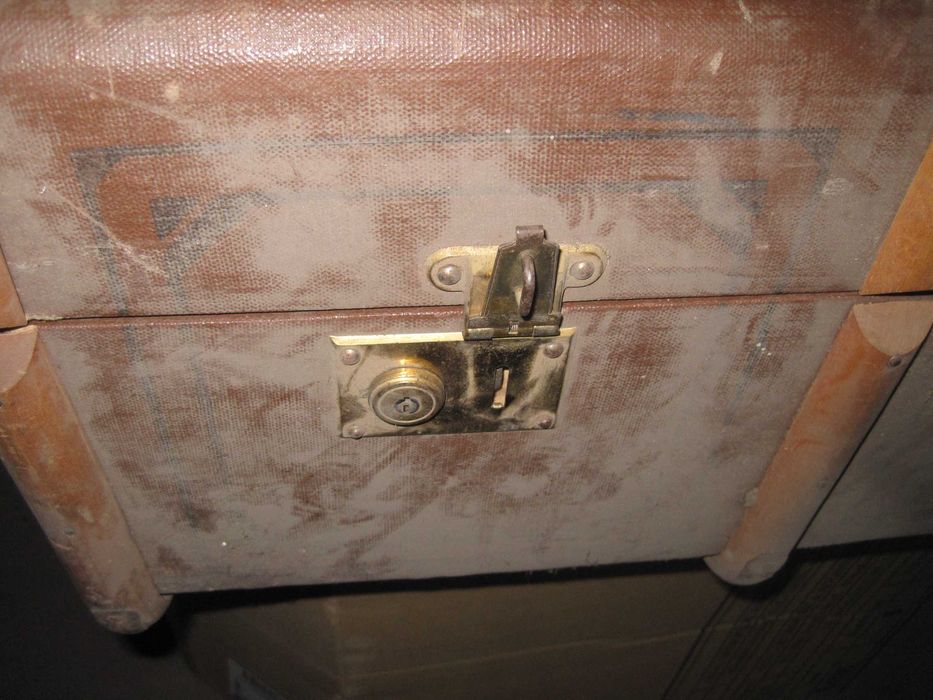 Продам велику антикварну валізу - 90 см на 50 см на 30 см