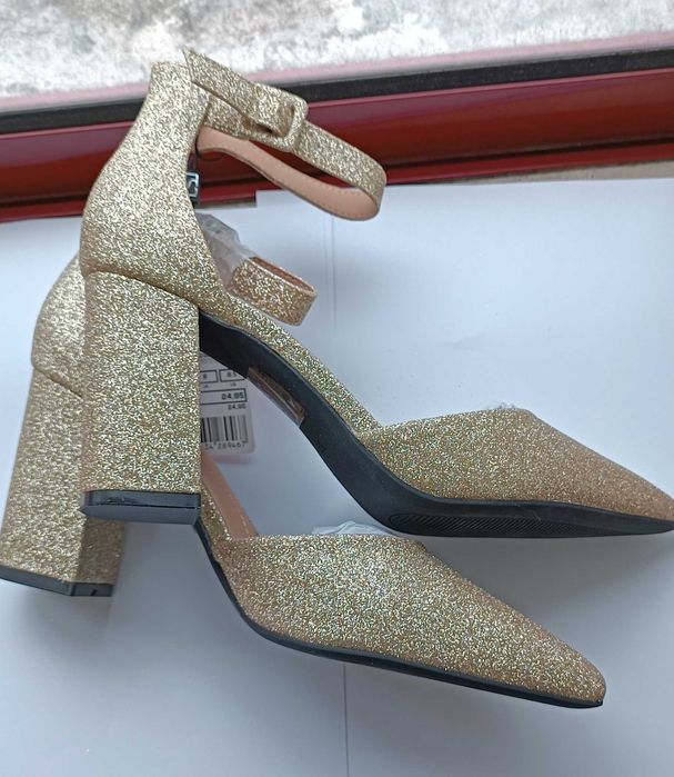 Sandálias Novas Cor dourada brilhantes