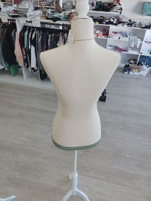 Manequins usados, dois de adulto e um de criança