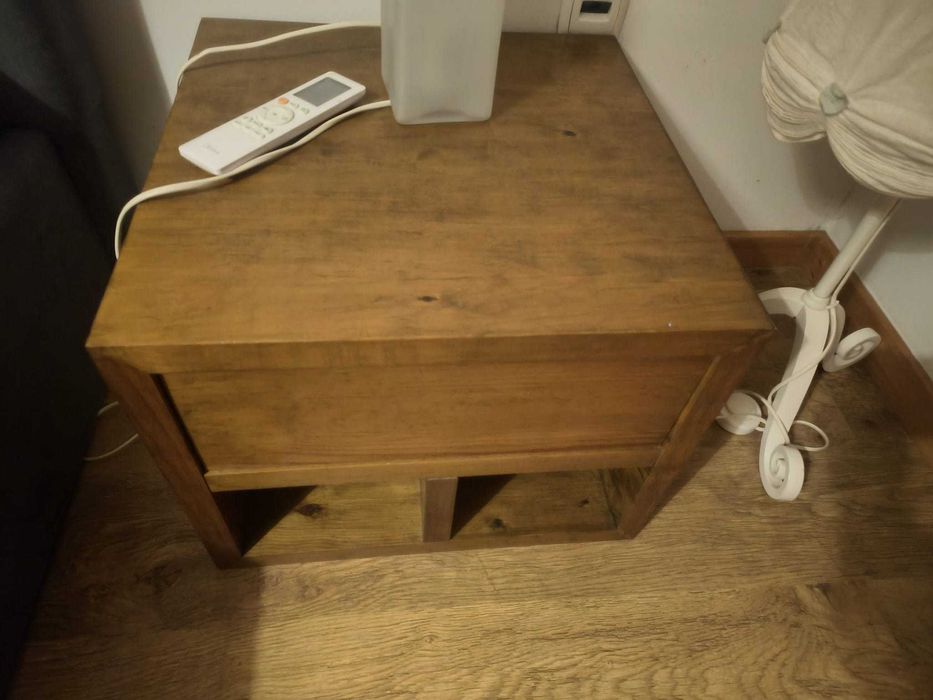 Cama em madeira maciça, com estrado para colchão 140x190. Colchão não incluído