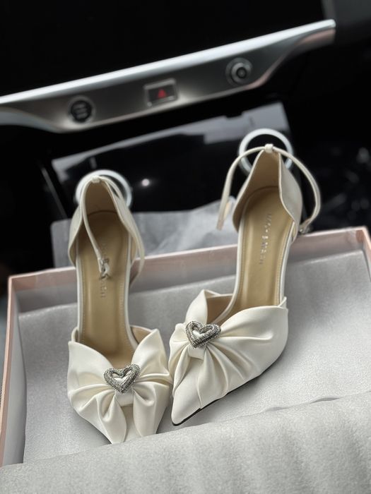 Неймовірні білі туфлі 35 р