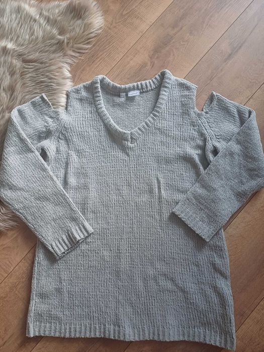 Gruby sweter z wycięciem na ramionach