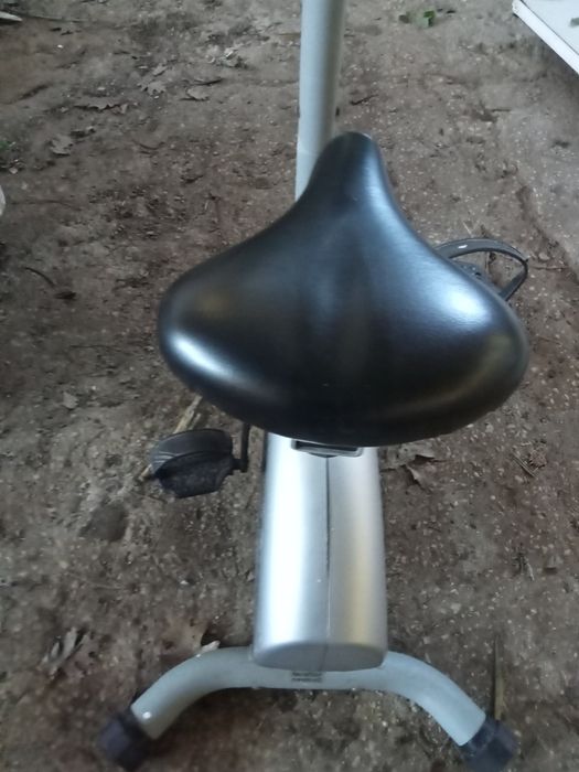 Vendo bicicleta estática,  tem atenção 8 velocidades.