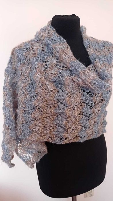 Szal ażurowy robiony na drutach