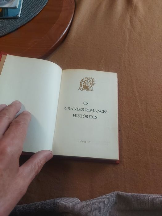 Coleção de livros de romance no tutal de 42 unidades