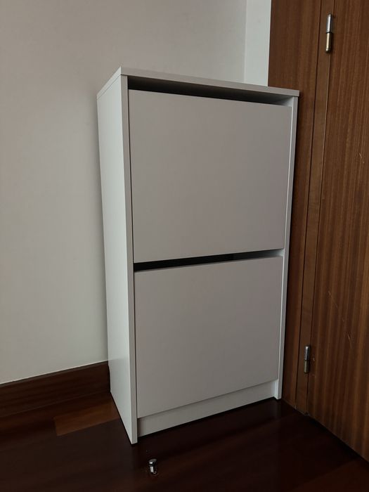 Calçadeira Branca Moderna – Compacta e Funcional