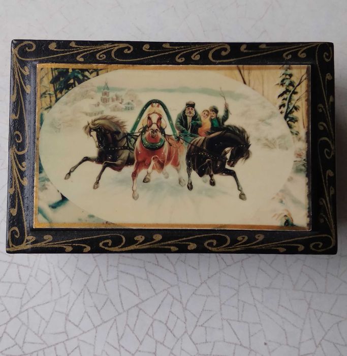 Шкатулка - сундучок для украшений.