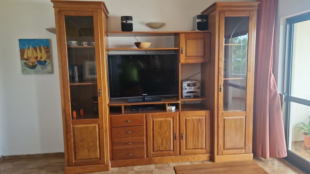 Móvel de sala com cristaleiras estilo vintage