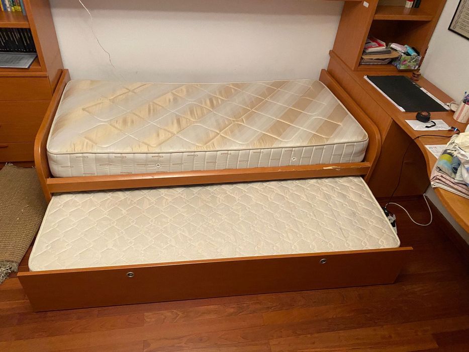 Cama dupla de madeira com gavetão