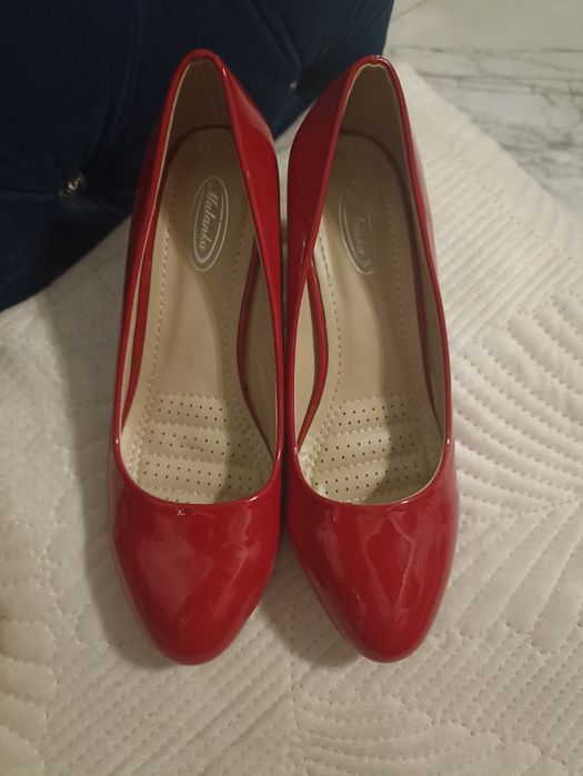 Śliczne czerwone pantofle, raz założone rozmiar 38