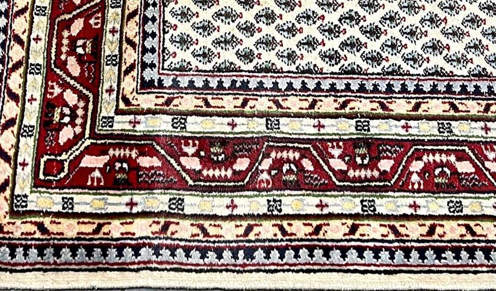 Tapete PERSA SAROUGH original, com o padrão MIR, elaborado manualmente com lã sobre algodão, e medidas 230cm x 160cm