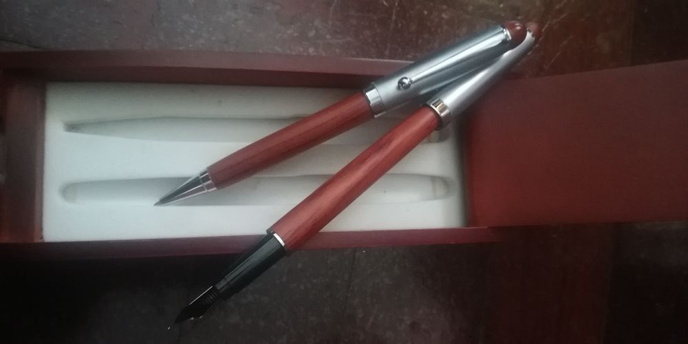 Caixa com Duas canetas castanhas em Madeiras