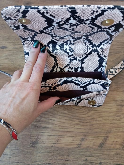 Torebka nerka z motywem węża – nowa, modna, elegancka