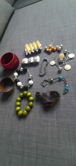 Bransolety, wisiory, naszyjniki, zawieszki itp. 25 szt.