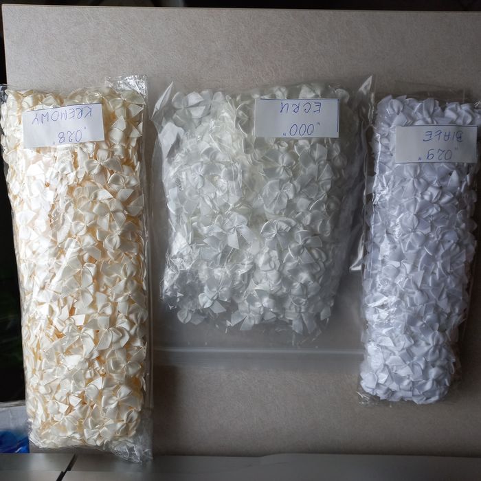 Kokardki atłasowe różne kolory . Małe ,szyte .