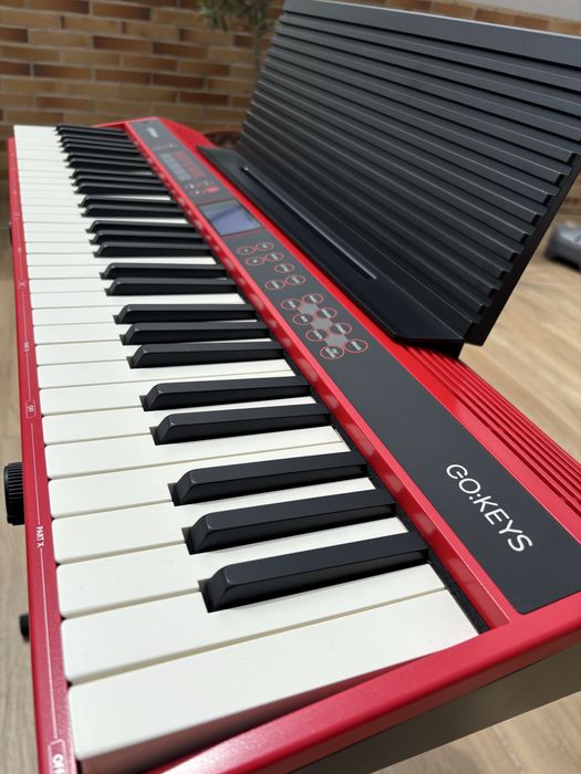Teclado Roland Go-61k com capa e suporte em estado praticamento novo