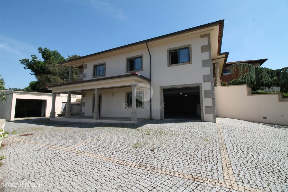 Moradia Individual, com área habitacional, com 212 m²