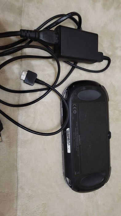 PS Vita OLED PCH-1000 + 6 Jogos + Carregador Original | Bom Estado