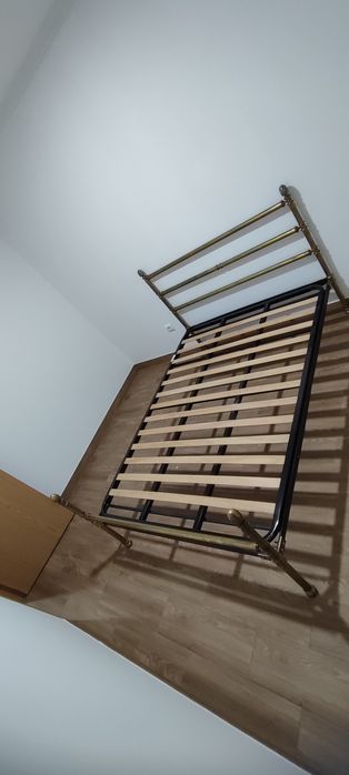 Cama em ferro dourada