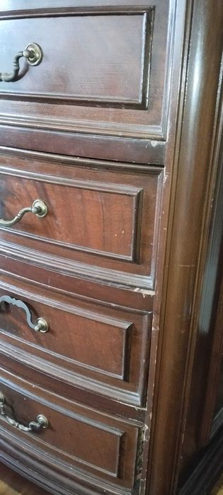 Cómoda e duas mesas de cabeceira antigas