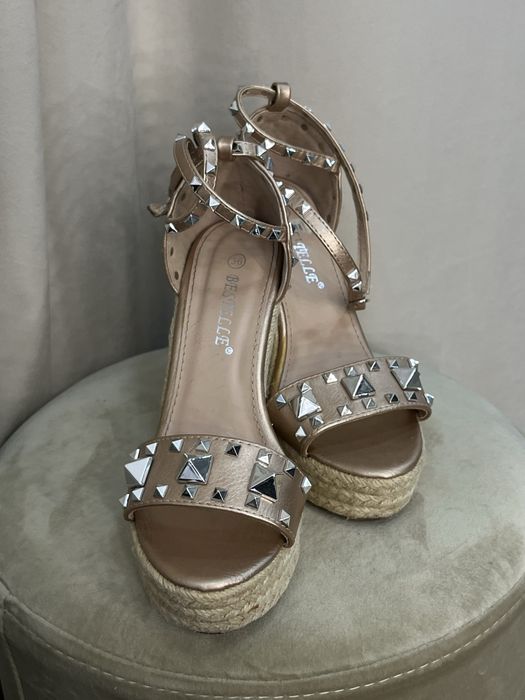 Босоніжки босоножки туфлі сандалі сандали