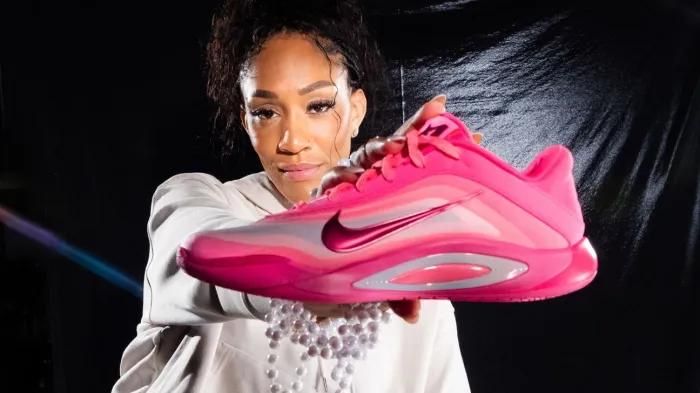 Рожеві кросовки Nike