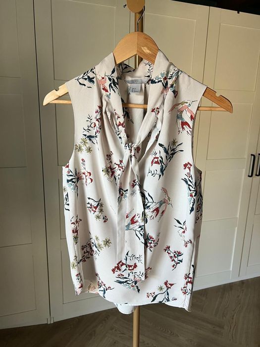 Kremowa elegancka bluzka w kwiatki rozmiar 36 S marki H&M