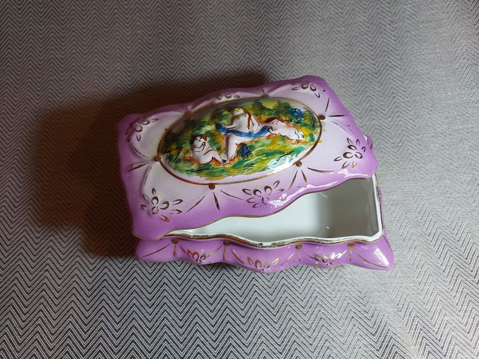 Caixinha de porcelana lilás antiga / Guarda joias antiga