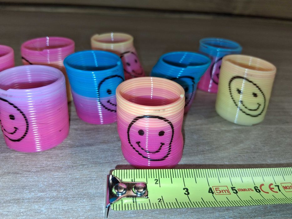 N025 Mini Tęczowe Sprężynki Mini Slinky Emotikony Zestaw 10 Sztuk Nowe